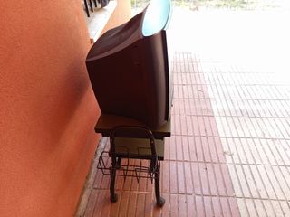 Mesa para televisión con regalo de un televisor