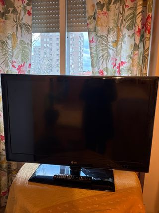 TV LG 37" 5300 - Negro con mando a distancia