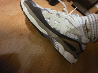 Zapatillas Asics blancas y plateadas