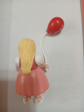 Muñeca Playmobil con globo de la serie 28