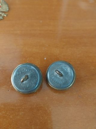 Insignia militar antigua + 2 botones