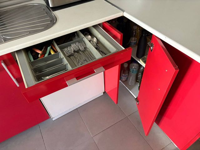 Cocina roja y blanca - YA DESMONTADA