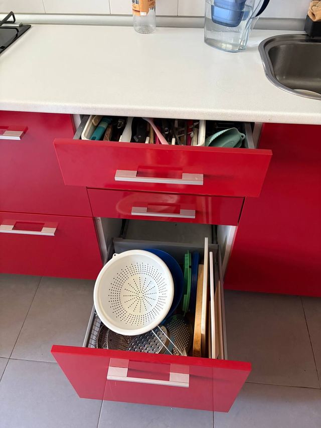 Cocina roja y blanca - YA DESMONTADA