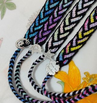 Pulseras tejidas multicolor
