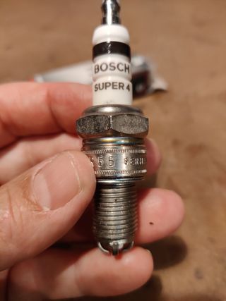 Bujía Bosch Super 4 R6 - 4 electrodos