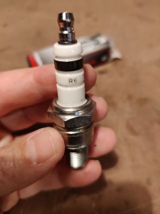 Bujía Bosch Super 4 R6 - 4 electrodos