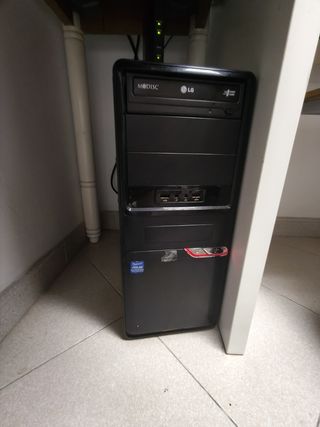 Torre PC ASUS negra básica