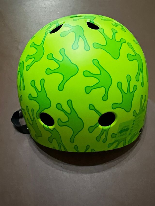 Casco patinete o bici, verde “frog” sin usar