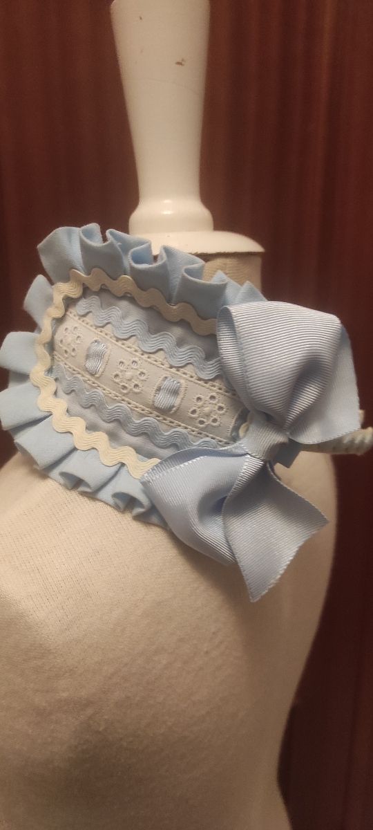 Diadema azul y blanca