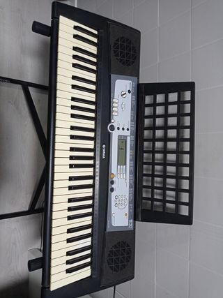 Yamaha PSR-E213 Teclado