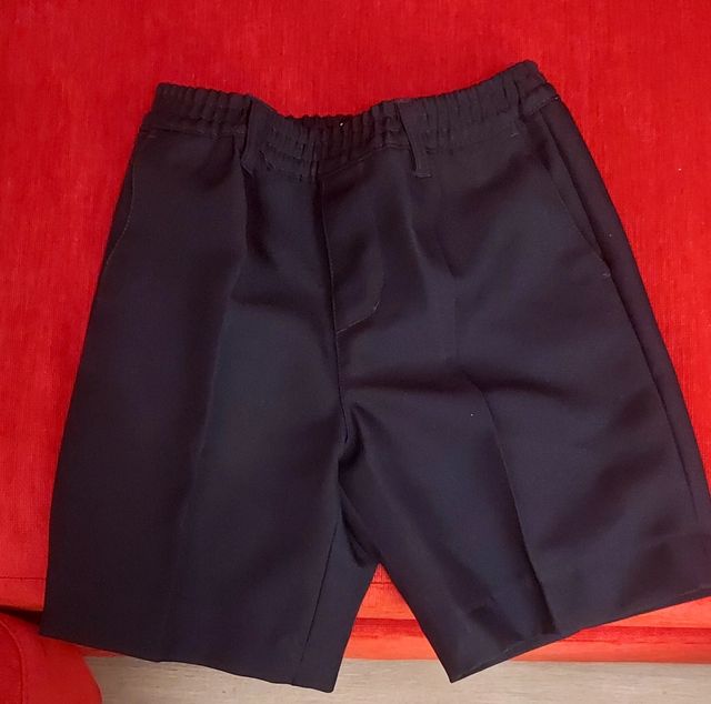Pantalón corto escolar marino