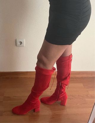 Botas y guantes rojos largos