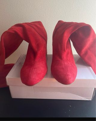 Botas y guantes rojos largos