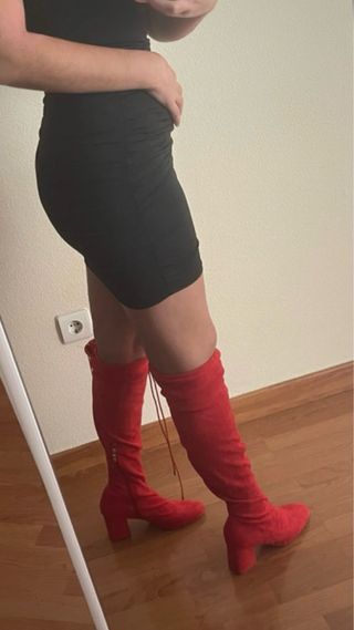 Botas y guantes rojos largos