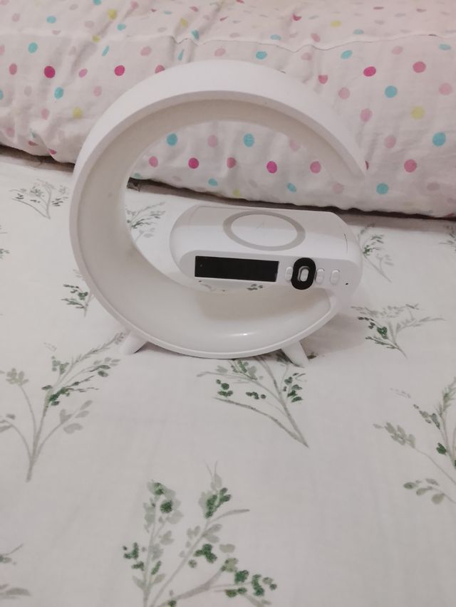 Cargador móvil + reloj despertador