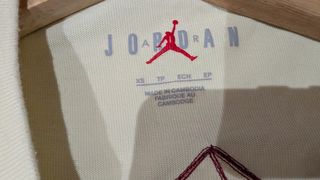 Camiseta beige - Rosa geométrica