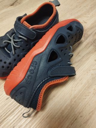Crocs azul y naranja - Niño