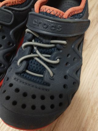 Crocs azul y naranja - Niño