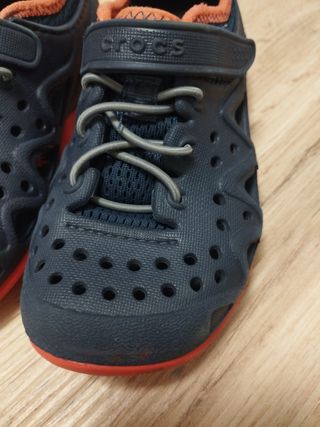 Crocs azul y naranja - Niño