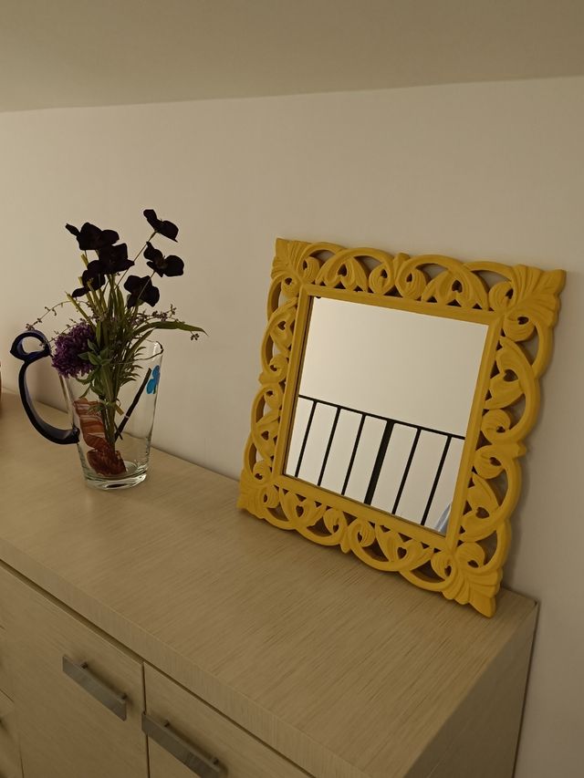 Espejo amarillo de madera