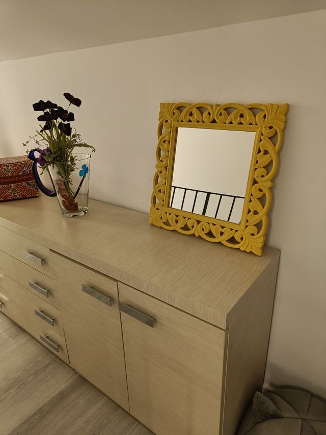 Espejo amarillo de madera