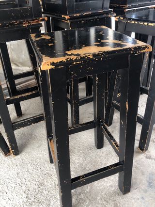 Taburetes negros de madera