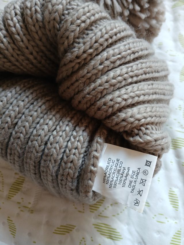 Cappellino Invernale Beige con Pompon