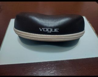 Gafas Vogue negras con tachuelas