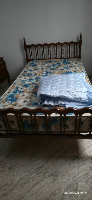Cama madera marrón