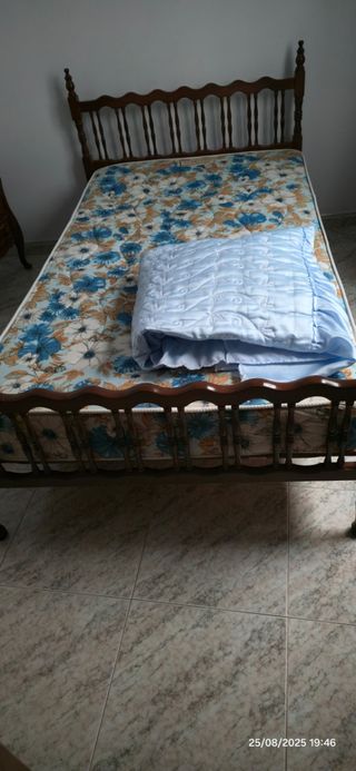 Cama madera marrón