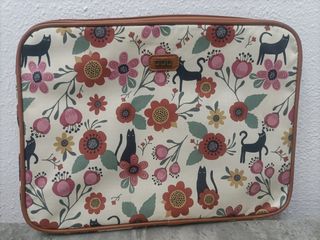 Funda portátil gatos flores. Es de MISAKO