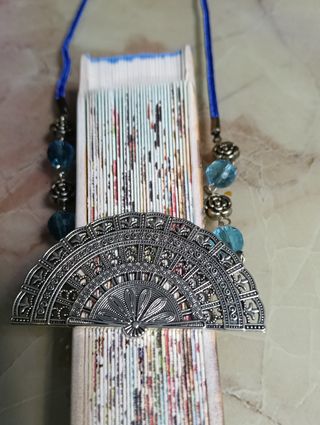 Collar con dije de abanico