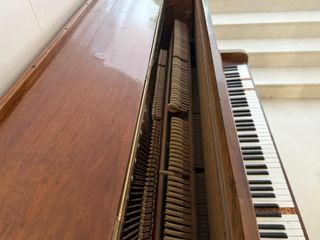 Piano antiguo de madera