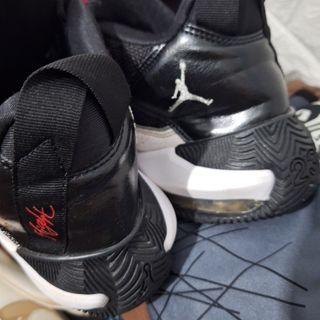 Zapatillas Jordan blancas y negras