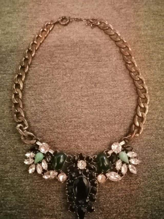 Collana ciondoli neri e verdi. Chiusura regolabile