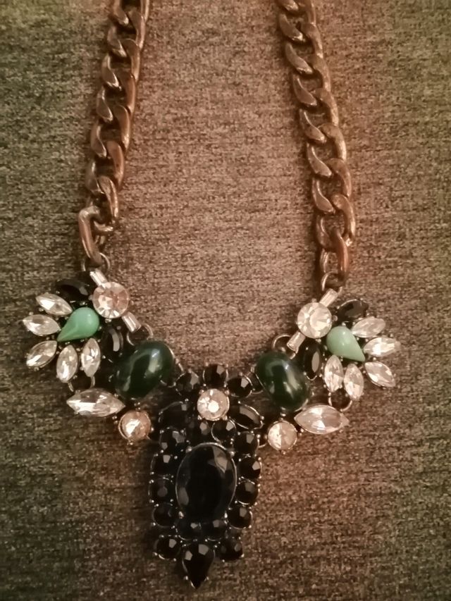 Collana ciondoli neri e verdi. Chiusura regolabile