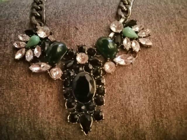 Collana ciondoli neri e verdi. Chiusura regolabile