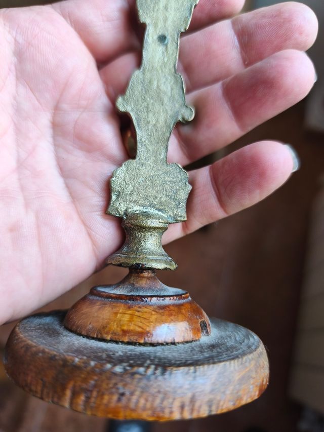 Crucifijo antiguo de metal