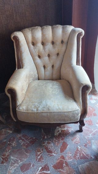 Sofá 3 plazas beige estilo clásico
2 sillones