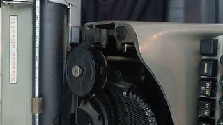 Máquina escribir Olivetti antigua