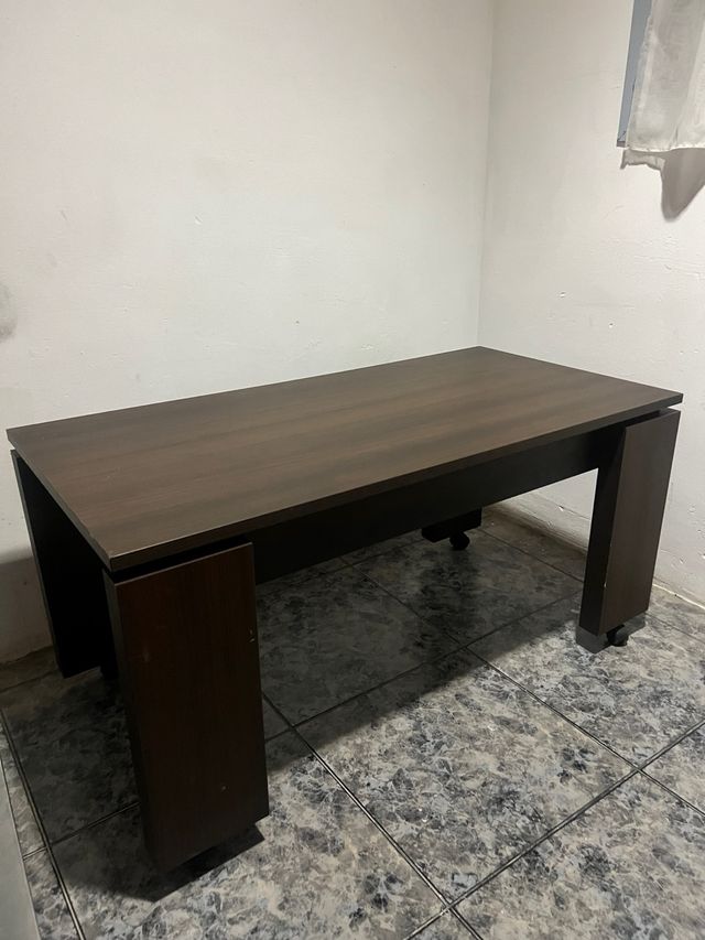 Mesa plegable de madera marrón