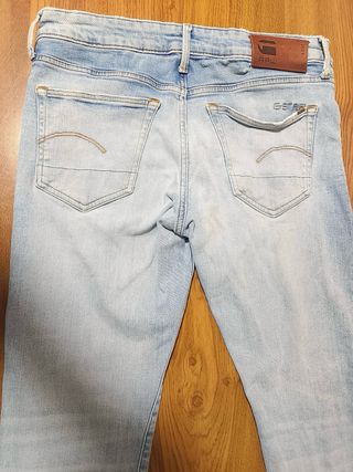 Vaqueros azules desgastados