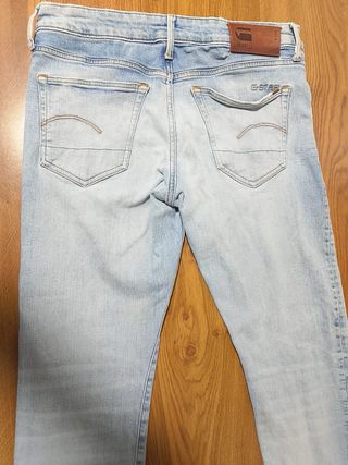 Vaqueros azules desgastados