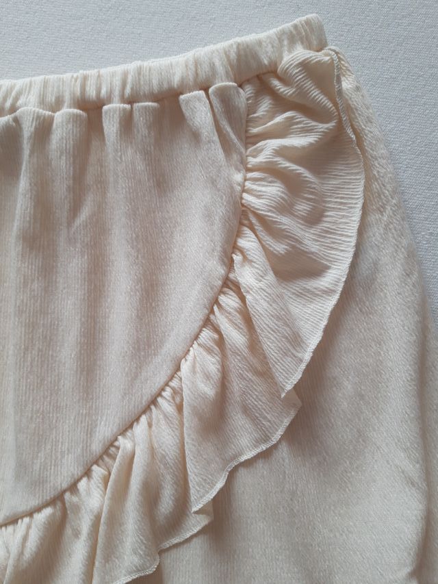 Minigonna color panna con volant