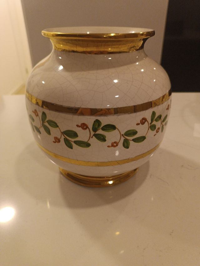 Vaso in ceramica bianca e dorata con fiori.