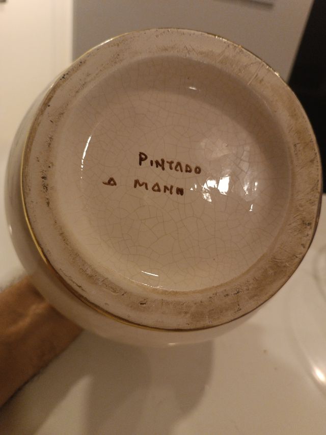 Vaso in ceramica bianca e dorata con fiori.