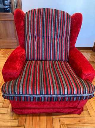 Sofá y butaca vintage rojo y gris a rayas