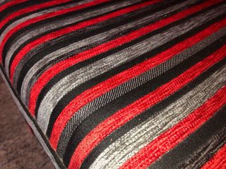 Sofá y butaca vintage rojo y gris a rayas