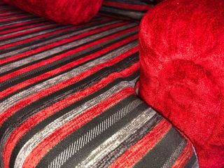 Sofá y butaca vintage rojo y gris a rayas