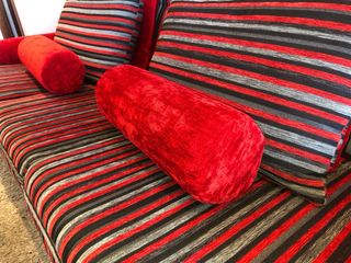 Sofá y butaca vintage rojo y gris a rayas